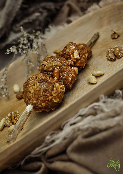 A sweet snack straight from the cold Skyrim province - Honey Nut Treat, good for strength regeneration during long hikes through frosty roads of Tamriel! Skyrim Sweet Roll Recipe, Skyrim Food Recipes, Skyrim Birthday Party, Fantasy Snacks, Skyrim Recipes, Dnd Snacks, Skyrim Birthday, Fantasy Cooking, Enchanted Kitchen