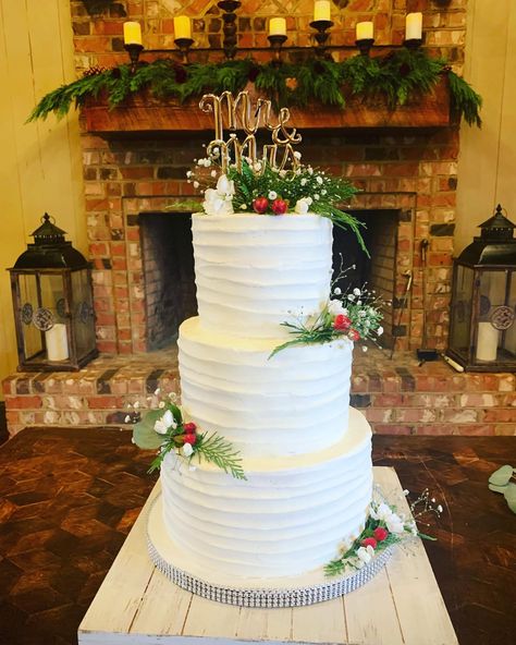 3 Tier Christmas Cake, Simple Christmas Wedding Cake, Christmas Wedding Cakes December, Simple Winter Wedding Cake, Christmas Wedding Cake Table, Christmas Wedding Cupcakes, Simple Christmas Wedding, Christmas Wedding Cake Ideas, Wedding Cakes Christmas