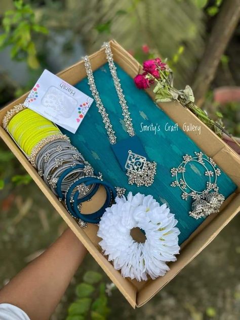 ©️smrity's craft gallery Ig Questions, Bridesmaids Saree, Creative Mind Map, Wedding Gift Hampers, Wedding Platters, Diy Anniversary Gift, Trousseau Packing, Birthday Room Decorations, Wedding Gift Pack