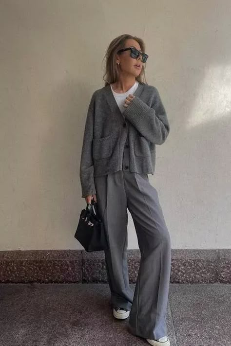 Casual Work Outfits With Sneakers, Work Outfits With Sneakers, How To Style A Cardigan, Outfits With Grey Cardigan, Business Chic Outfits, Business Casual Work Outfits, Adidas Samba Outfits, Grey Pants Outfit, Samba Outfits