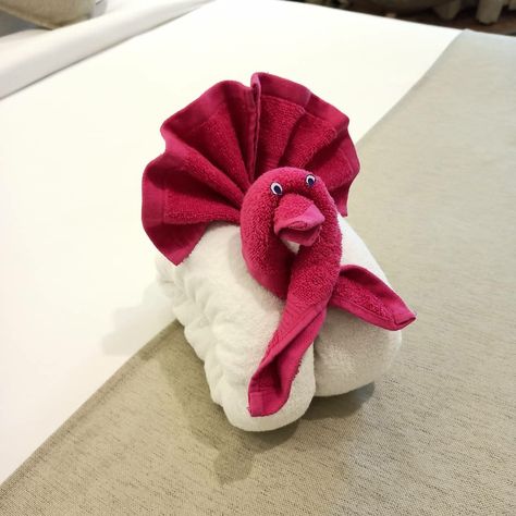 Turkey Towel Folding, Napkin Bouquet, Towel Sculpture, Towel Art Folding, Towel Display Ideas, Towel Creations, Make A Turkey, Towel Origami, Washcloth Crafts