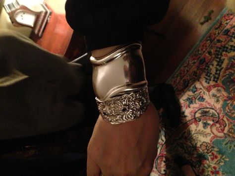 I wonder if you can see this....a stylish friend of mine pairs repousse' slim cuff with her Elsa Peretti bone cuff from Tiffany.  Snug and chic! Elsa Peretti Tiffany, Bone Cuff, How To Wear Belts, How To Wear Rings, Bones Bracelet, Elsa Peretti, Chunky Jewelry, Classy Jewelry, Stacked Jewelry