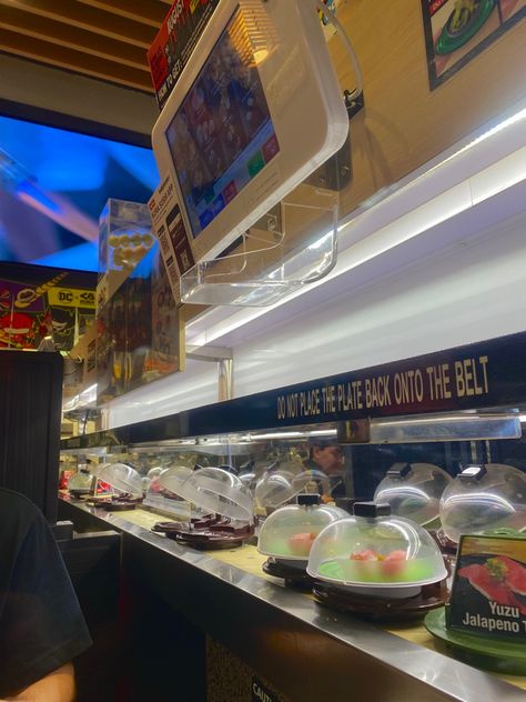 Eating Sushi Aesthetic, Revolving Sushi Bar, Revolving Sushi, Sushi Restaurant Pics, Conveyor Belt Sushi Japan, Japan Sushi Restaurant, Sushi Bar, Girl Birthday, Bar