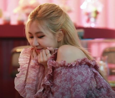 Media Tweets by rosé pics (@picturesrosie) / Twitter Cute Rose, Rose Park, Rose Icon, Park Chaeyoung, Rosé Blackpink, Blackpink Photos, Blackpink Fashion, Blackpink Rose, Cute Photos