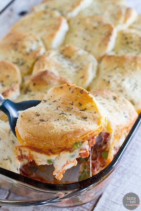 Italian Ground Beef Casserole with Biscuit Topping - easy and family friendly! Italian Ground Beef, Pillsbury Biscuit Recipes, Biscuit Dough Recipes, Biscuits Casserole, Biscuit Recipes, Ground Beef Dishes, Canned Biscuits, Ground Beef Casserole, Ground Beef Recipes Easy