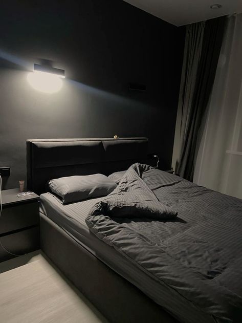 Dark Aesthetic Bedroom, Trading Room, Mens Room Decor, Mens Bedroom Decor, Hotel Bedding, Bedroom Redesign, Cosy House, King Black, Chill Room