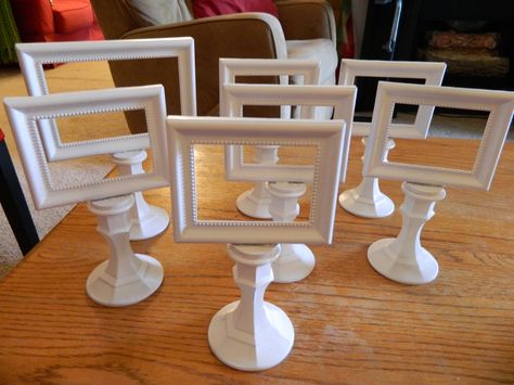 DIY Table Signs. Small frames mounted on short candlesticks, all painted white. Craft Table Diy, Small Frames, Craft Fair Displays, Dekor Diy, Diy Event, Craft Display, Craft Show Displays, Craft Booth, Craft Show Ideas