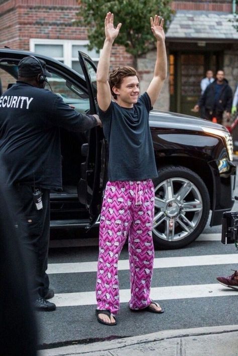 tom holland in hello kitty pajama pants on set for spider-man homecoming Tom Holland Zendaya, Tom Holland Imagines, Gorgeous Guys, Tom Holland Peter Parker, Marvel Photo, Tom Holland Spiderman, Tommy Boy, Men's Toms, Marvel Actors