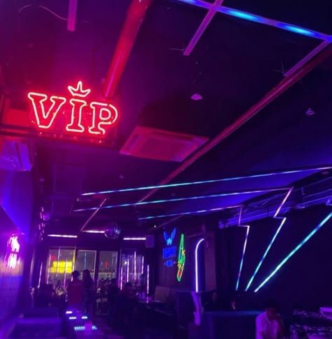 Club Bouncer Aesthetic, Luxury Night Club, Night Club Ideas, Hologram Art, Nightclub Interior, Club Design Interior, Night Time Photos, Neon Club, Night Club Aesthetic