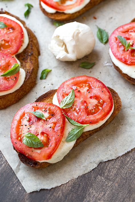 This delicious caprese garlic toast is rubbed with a clove of fresh garlic and topped with slices of mozzarella that are then melted under the broiler— they're brimming with all of the flavors of a caprese salad, and make for a scrumptious seasonal snack! #capresesandwich #garlictoastwithbread #garlictoastrecipe #garlictoasteasy Salads And Sandwiches, Caprese Toast, Garlic Toast, Healthy Breakfast On The Go, Summer Breakfast, Light Recipes, Appetizer Snacks, Breakfast Brunch, Food Inspiration