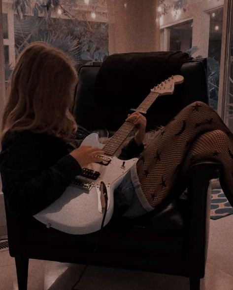 Woman Playing Electric Guitar, Female Electric Guitarist, Singer Songwriter Photoshoot, Girl Singing Aesthetic, Electric Guitar Photoshoot, White Electric Guitar Aesthetic, Zoe Core Aesthetic, Music Aethstetic, Blondie Aesthetics