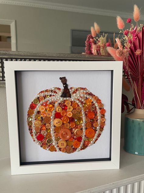 Button Pumpkin Art, Art Using Buttons, Puzzle Crafts Wall Art, Art With Puzzle Pieces, Bead Collage Art, Cool Fall Crafts, Button Crafts Diy Project Ideas, Halloween Button Art, Halloween Button Crafts