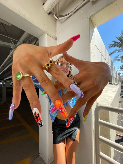 giant hand perspective photo Colorful Nail, Nail Pictures, 사진 촬영 포즈, Nail Photos, Festival Nails, Rainbow Nails, Nail Studio, Fire Nails, Branding Photoshoot