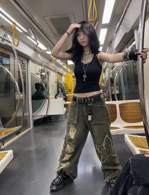 Outfit Inspo Green, New Rocks, Green Grunge, Alt Clothing, Outfits Jeans, Alt Outfits, Belly Piercing, Green Jeans, Dream Style