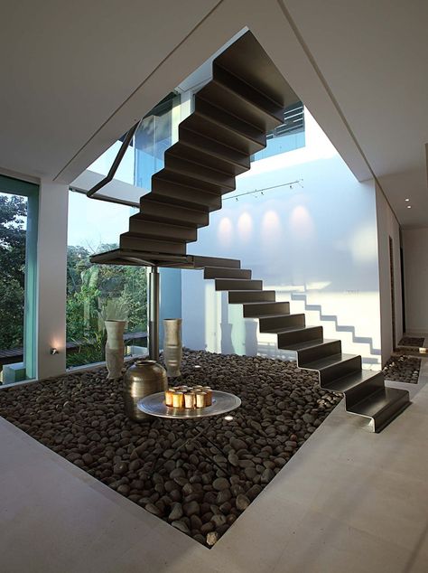 These are probably the thinnest stairs you will ever see Houses In Costa Rica, Triangle House, Escalier Design, Floating Staircase, Interior Stairs, Modern Staircase, Design Exterior, Staircase Design, Style At Home