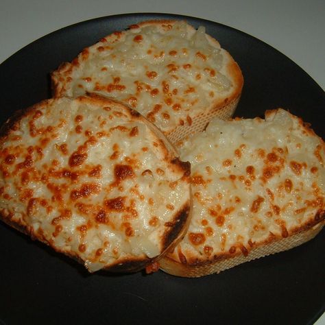 Onion Cheese Bread, Mayo Bread, Onion Garlic Bread, Garlic Cheese Bread, Garlic Bread Recipe, Garlic Cheese, Cheesy Bread, Cheese Tasting, Vegetarian Appetizers