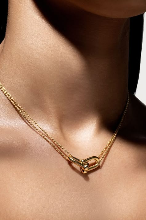 Tiffany And Co Necklace Gold, Tiffany Gold Necklace, Tiffany And Co Gold, Silver Jewellery Design, Jewelry Campaign, Tiffany Gold, Mika Schneider, Heavy Jewelry, Summer Necklaces