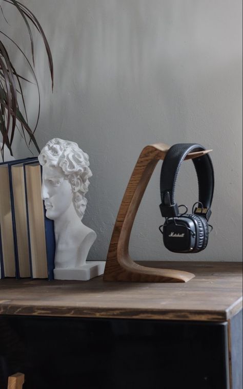 Headphones Stand Wood, Wood Headphone Stand, Wooden Headphone Stand, Diy Headphone Stand, Woodshop Projects, Headphones Stand, Wood Art Diy, Wood Projects Bedroom, Headphone Stand