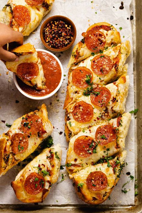 30 Minute Garlic Bread Pizza Comidas Aesthetic, Frozen Garlic Bread, Garlic Bread Pizza, Homemade Garlic Butter, Toast Pizza, French Bread Recipe, French Bread Pizza, Pizza Recipes Easy, Mini Pizzas