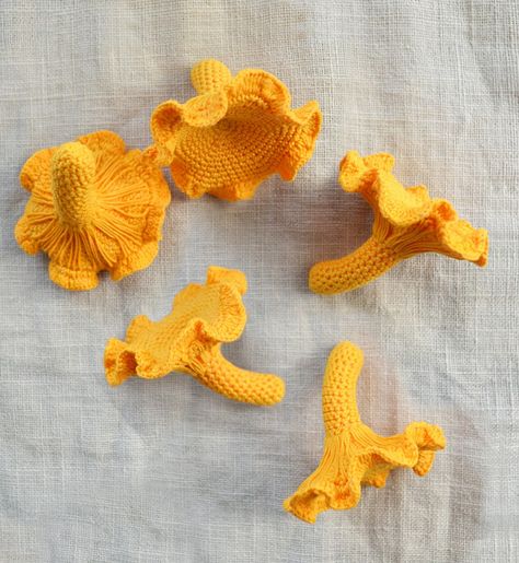 Crochet Chanterelle Mushroom, Crochet Chanterelle Pattern Free, Knit Mushroom Pattern, Mushroom Knitting Pattern, Free Crochet Mushroom Pattern, Free Mushroom Crochet Pattern, Crochet Fungi, Diy Crochet Mushroom, Crochet Mushroom Garland