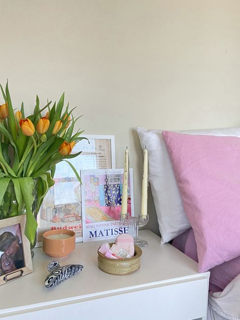 Flowers On Nightstand Aesthetic, Matisse Bedroom Aesthetic, Girly Bedside Table, Minimal Colorful Bedroom, Side Tables Bedroom Aesthetic, Nyc Bedroom Aesthetic, Flower Bedroom Aesthetic, Spring Room Aesthetic, Spring Aesthetic Home