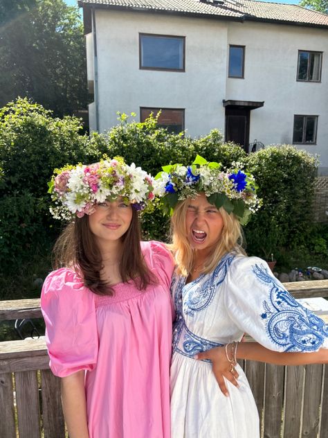 #midsommar #midsummer #sweden #sverige #svensksommar #scandi #scandinavia #summerstyle #swedishsummer #bff Mid Sommar Aesthetic, Midsommar Holiday, Swedish Midsummer Aesthetic, Midsommar Birthday, Midsommar Dress, Midsommar Wedding, Midsummer Aesthetic, Midsummer Sweden, Midsommar Party