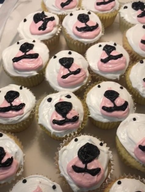 Possum Cupcakes, Cute Cupcake Ideas Aesthetic, Baking Club Ideas, Funny Cake Pops, Funny Baking Ideas, Cursed Birthday Cake, Ugly Cakes Funny, Cute Small Cakes, Funny Bday Cakes