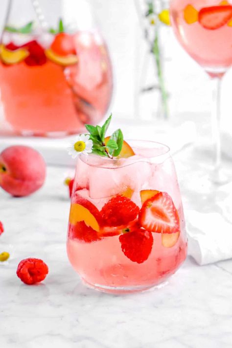 Sweet, refreshing, and SO. GOOD. This Easy Peach Moscato Sangria is the perfect cocktail to sip on all summer long! Peach Sangria Moscato, Basil Lemonade Recipe, Peach Moscato, Moscato Sangria, Easy Strawberry Lemonade, Strawberry Basil Lemonade, Frozen Strawberry Lemonade, Strawberry Lemonade Recipe, Fresh Strawberry Recipes