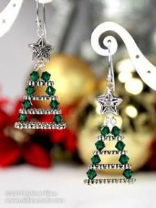 Jewelry Craft Ideas - Pandahall.com Anting Manik, Evergreen Christmas, Crystal Christmas Tree, Tree Earrings, Navidad Diy, Christmas Tree Earrings, Beaded Christmas Ornaments, Christmas Bead, Earring Tutorial