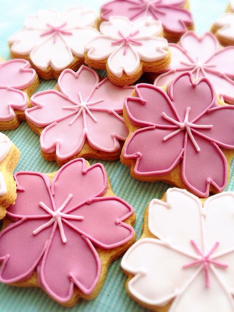 Cherry Blossom Treats, Cherry Blossom Food, Sakura Cookies, Cherry Blossom Cookies, Cherry Blossom Party, Cupcakes Flores, Japanese Cookies, Cherry Blossom Theme, Japanese Party