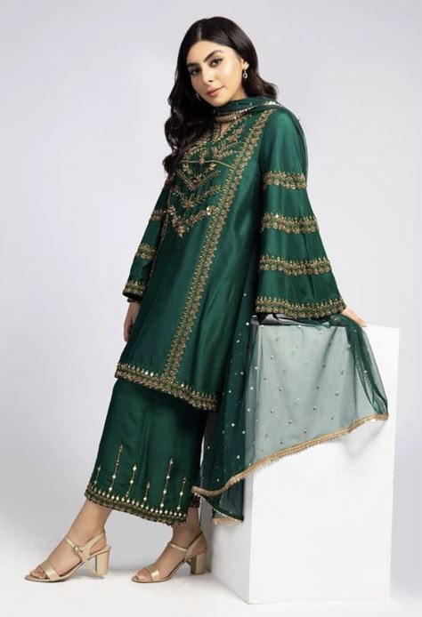 Green Punjabi Suit, Green Pakistani Dress, Colour Party, Suit Green, Mehndi Dress, Celebrity Casual Outfits, Velvet Dress Designs, Latest Bridal Dresses, Pakistani Wedding Outfits