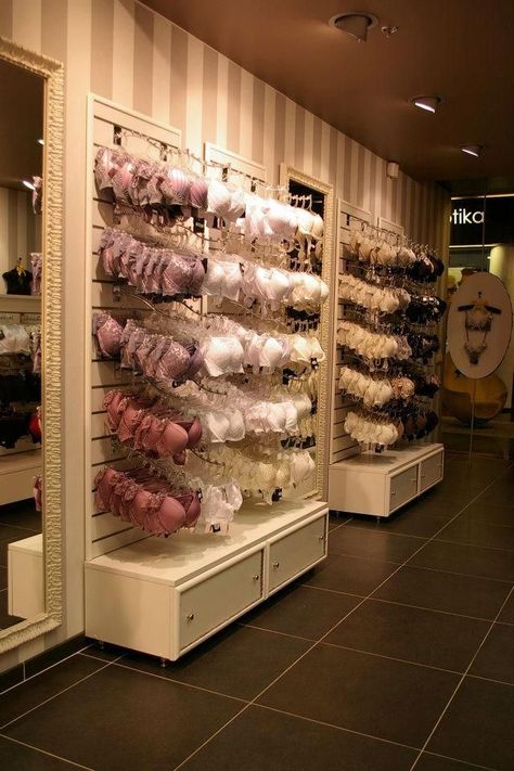 Underware Shop, Boutique Display Ideas Retail Stores, Small Boutique Ideas, Small Boutique Interior Design, Pink Beauty Room, Small Boutique Interior, Lingerie Store Design, Fashion Retail Interior, Clothing Store Interior