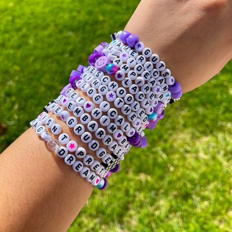 Olivia + Core + Aesthetic, Cute Friendship Bracelets, Friendship Bracelets Designs, Estilo Taylor Swift, Kandi Bracelets, Clay Bracelet, Diy Bracelet Designs, Diy Bracelets Patterns, Beads Bracelet Design