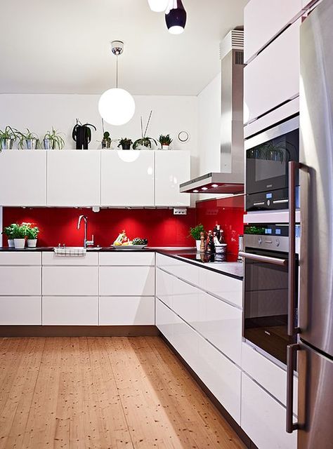 Sleeve Inspiration, White Kitchen Interior, Best Kitchen Colors, Black Kitchen Decor, Red And White Kitchen, Red Kitchen Decor, Kitchen Cupboard Designs, Comfortable Kitchen, White Kitchen Decor