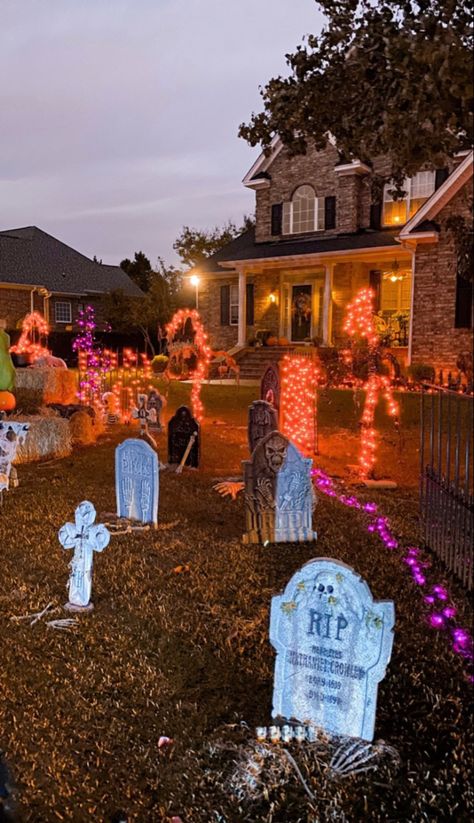 Halloween Decorated Houses Outside, Halloween House Outside, Halloween City Aesthetic, Halloween Town Aesthetic, Halloween Neighborhood Aesthetic, Real Halloween Town, Halloween America, Halloween Town Background, Halloween Core