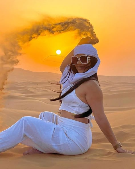 Sand Dunes Outfit Summer, Dubai Desert Photo Ideas, Dubai Desert Safari Photo Ideas, Desert Dubai Outfit, Desert Safari Photo Ideas, Dessert Safari Dubai Outfit Ideas, Dubai Poses For Women, Sahara Photoshoot, Safari Dubai Outfit