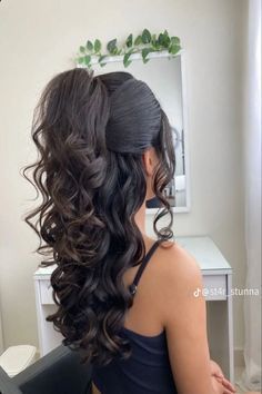 Hair Curly Half Up Half Down, Hair Styles For Proms, Prom Hair Up Styles, Down Curled Hairstyles Prom, Hair Styles For Red Carpet, Cute Hairstyles Graduation, Cute Hairstyles For Medium Hair Wedding, Prom Hair Flowers, Hairstyles For Long Hair For Prom