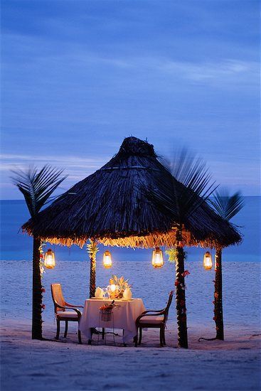 Candle Light Dinner Ideas, Romantic Candle Dinner, Romantic Dinner Decoration, Image Zen, Romantic Candle, Candlelit Dinner, Romantic Honeymoon, Beach Bungalows, Candle Light Dinner