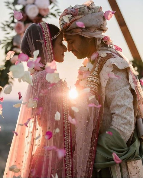 Bride And Groom Aesthetic Pictures, Bride And Groom Photoshoot Poses, Shaadi Photography, Bride Groom Photoshoot, Baju Kahwin, Bride Groom Poses, Groom Photoshoot, Bride Photos Poses, Indian Wedding Photography Couples