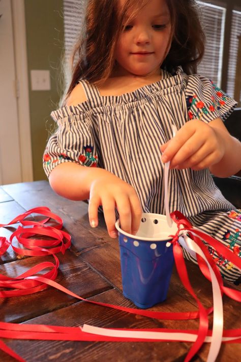 Momfessionals: Super Easy (and CLEAN) Patriotic Craft Patriot Day Crafts For Preschoolers, Red White Blue Crafts For Kids, Kids July 4th Crafts, Fourth Of July Sunday School Crafts, Kids Patriotic Crafts, Patriotic Sunday School Crafts, Labor Day Crafts For Seniors, 4th Of July Childrens Church Craft, July Activities For Seniors