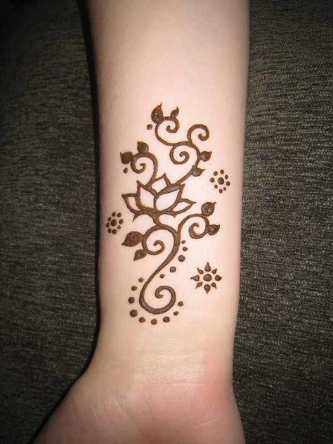 Pretty Flower Simple Mehndi Designs Hanna Tattoo, Small Henna Tattoos, Henna Tattoo Design, Henna Ink, Cute Henna Tattoos, Small Henna, Cute Henna, Tato Henna, Tattoo Trend