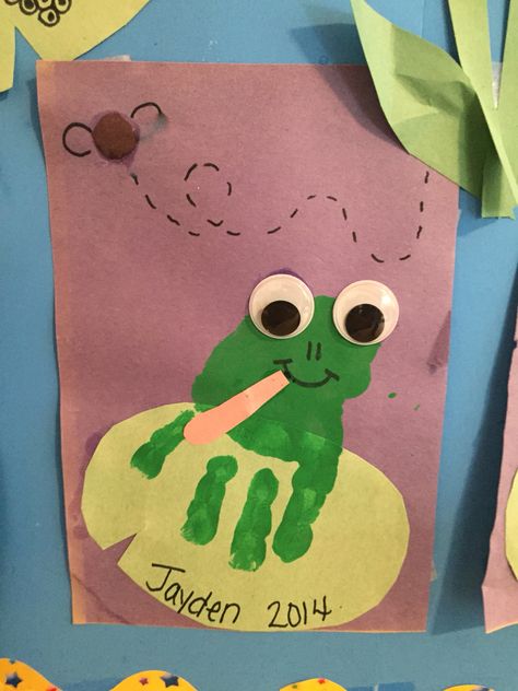 Handprint Frog Craft Preschool, Handprint Frog Craft, Frog Art For Toddlers, Frog Art Projects For Kids, Frog Art Preschool, Frog Crafts For Toddlers, Frog Handprint, Twin Crafts, Frog Crafts Preschool