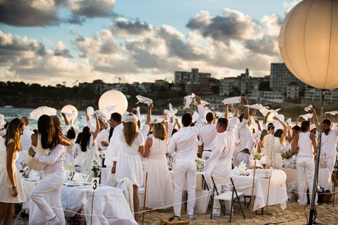 Dinner En Blanc 2014 White Party Attire, Hamptons Party, White Party Outfit, Beach Party Outfits, Party Outfits Night, White Dinner, Beach Events, All White Party, All White Wedding