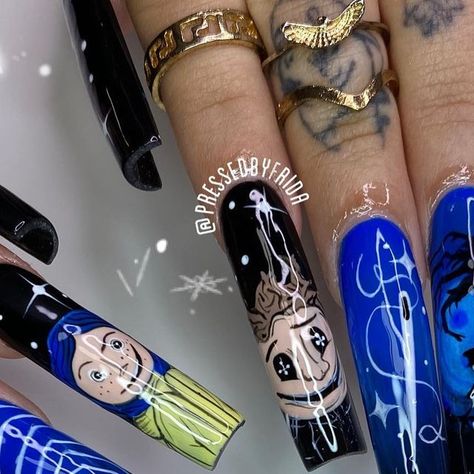 Coraline Nails, Scary Halloween Nails Design, Nail Art Designs 2023, Nail Art Halloween, Coraline Movie, Long Nail Art, Sculpted Nails, Goth Nails, Painted Nail Art