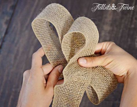 Bow Pictures, Gifts Pictures, Diy Tree Topper, Bow Making Tutorials, Fancy Bows, Diy Tree, Burlap Crafts, Bow Tutorial, Burlap Bows