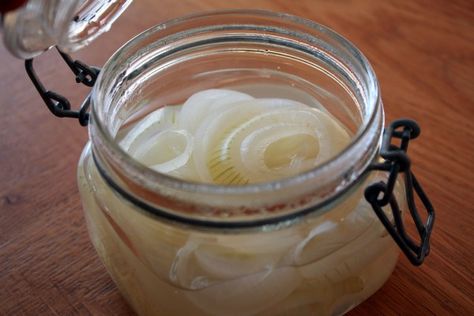 Pickled White Onions - Your New Best Friend - AterietAteriet | Food Culture White Onion Pickle Recipe, Pickled Sweet Onions, Quick Pickled Onions White, White Onion Recipes, Pickled White Onions Recipe, Pickled White Onions, Picked Onions, Burger Bros, Onion Dishes