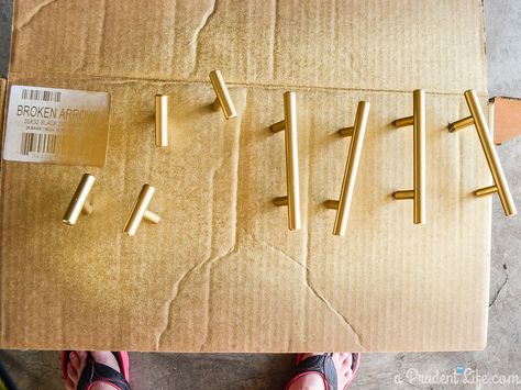 to spray cabinet handles, push screws through cardboard and secure hardware as if installed on cabinet, spray :) {Updating Inexpensive Cabinet Hardware| Spray Paint Cabinets, Gold Kitchen Hardware, Painting Hardware, Gold Cabinet Hardware, Diy Ring, Kitchen Pulls, Gold Spray Paint, Diy Kitchen Decor, Gold Spray