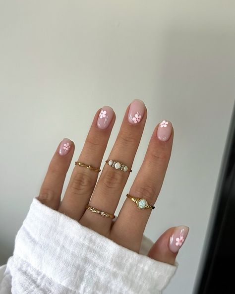 42 Spring Nail Art Designs To Try - Beauty Bay Edited Short Nails Summer, Builder Gel Nails, Short Gel Nails, Short Square Nails, Simple Gel Nails, Summery Nails, Minimal Nails, French Acrylic Nails, Cute Gel Nails