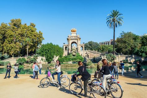 What to wear in Barcelona in October - Wear When What Why Barcelona In October, What To Wear In Barcelona, Barcelona Packing List, Plain White Sneakers, Barcelona Dress, Barcelona Beach, Dress Code Casual, Visit Barcelona, Smart Casual Dress