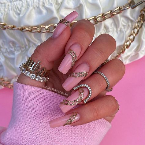 Nails Acrylic Gold, Current Nail Trends, Vacation Nail Ideas, Summer Spring Nails, Summer Nail Design Ideas, Pink Nails Acrylic, Nail Ideas For Summer, Summer Vacation Nails, Olive Nails